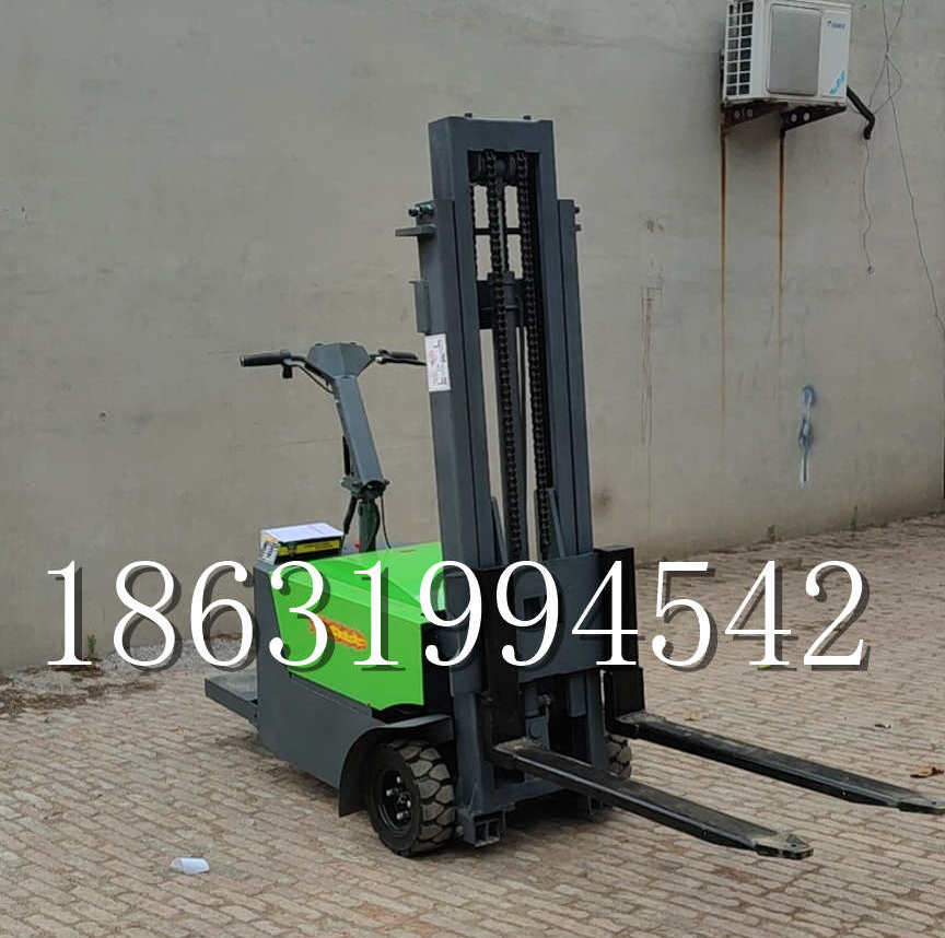 朝阳市优程全电动叉车插腿式堆高车液压装卸车1.5吨升高小型站驾式铲车